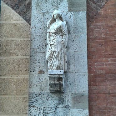 Statua in marmo raffigurante Kinzica