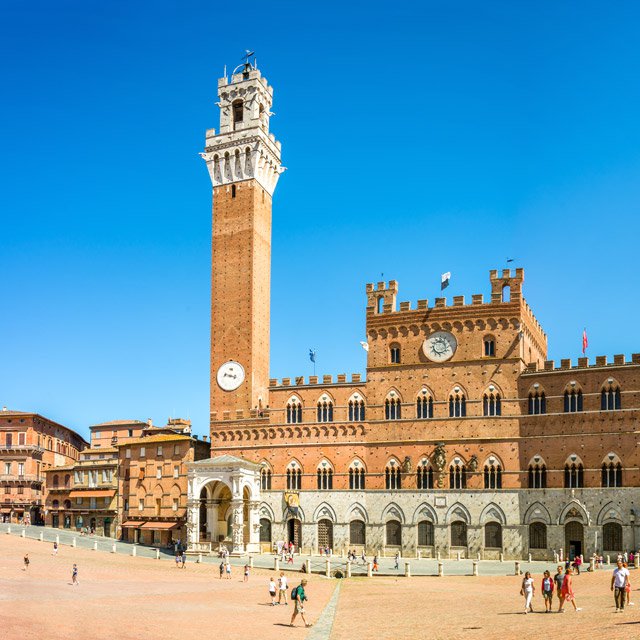 Piazza del Campo con la facciata di Palazzo Pubblico