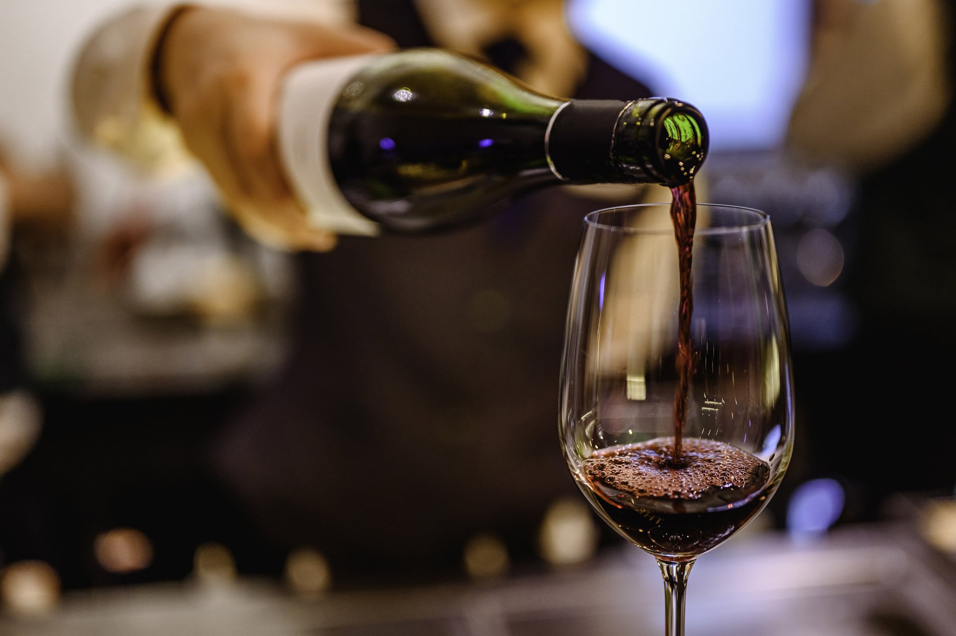 Vino rosso versato in un calice