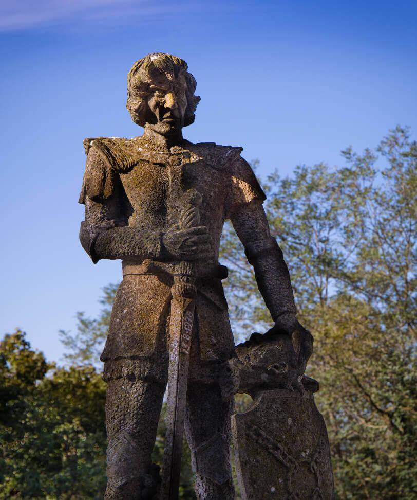 Statua di Ghino di Tacco