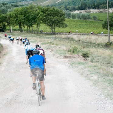 Ciclisti lungo il tracciato dell'Eroica