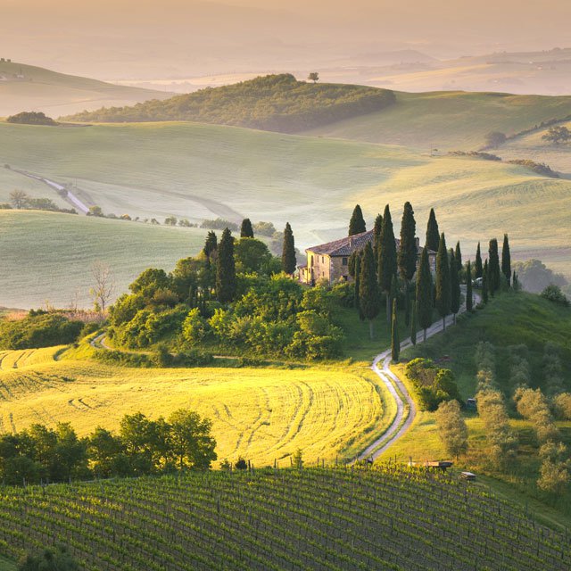 La campagna della Val d'Orcia con colline e cipressi