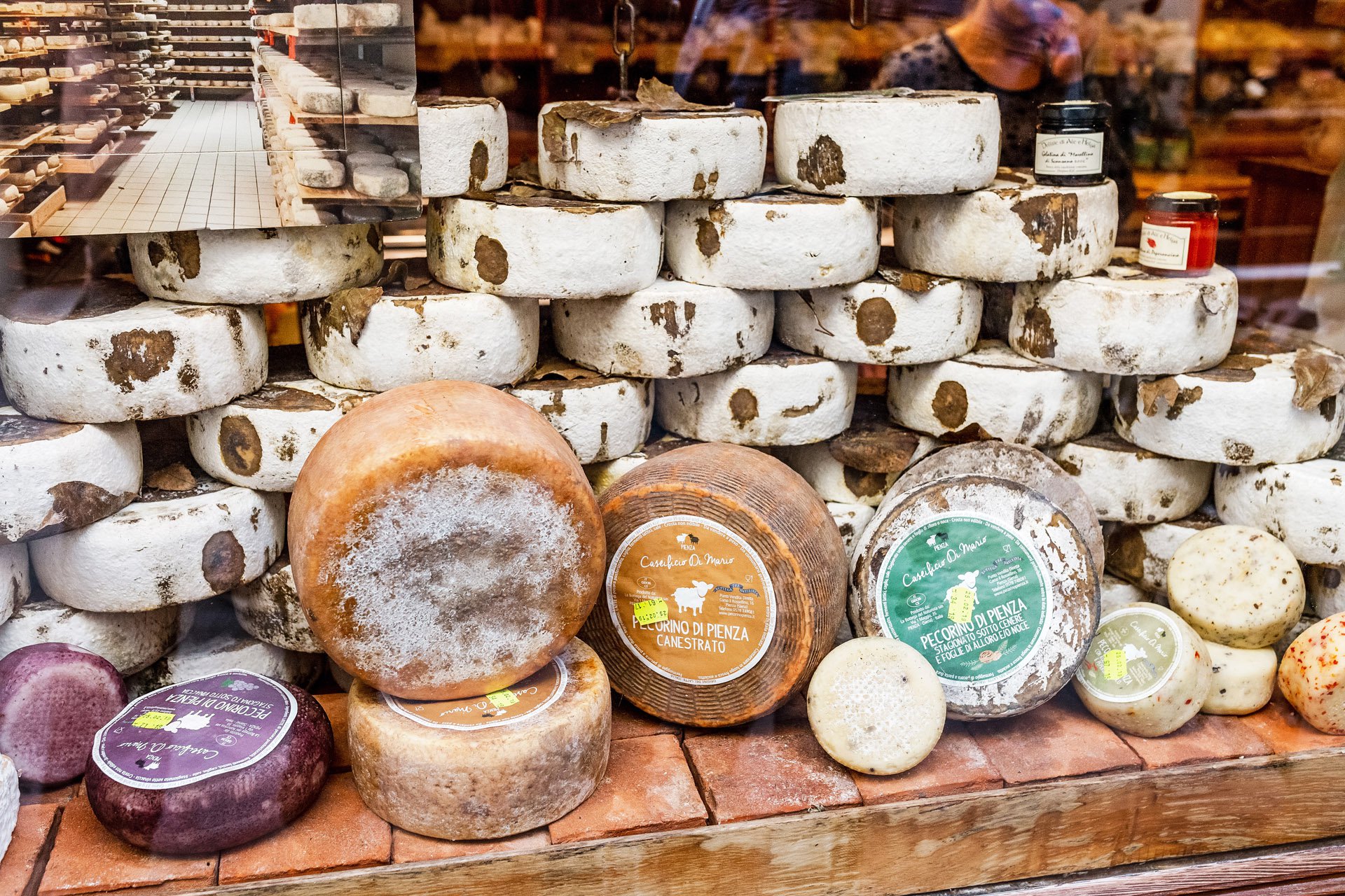 Forme di pecorino di Pienza in esposizione