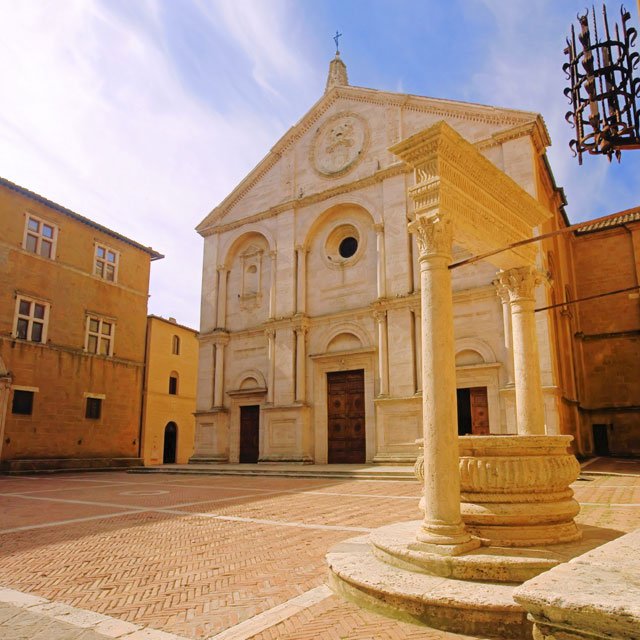 Piazza Pio II a Pienza con la cattedrale e il pozzo