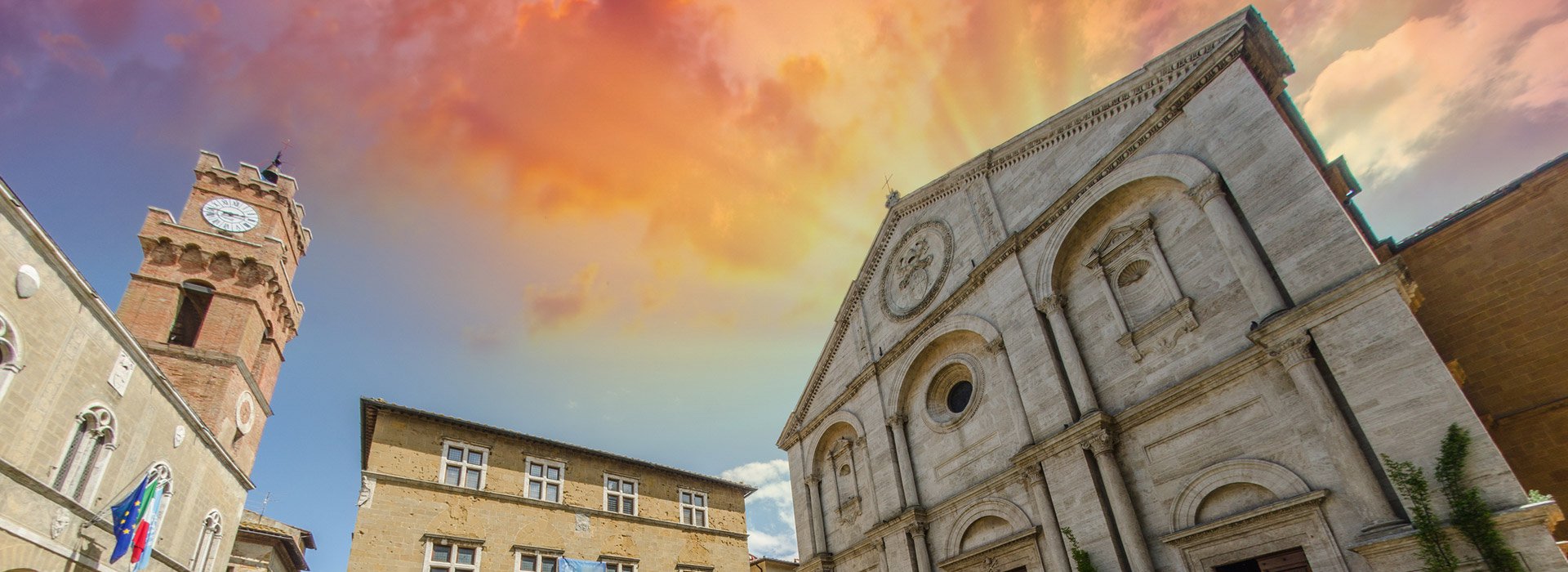 Piazza Pio II a Pienza al tramonto